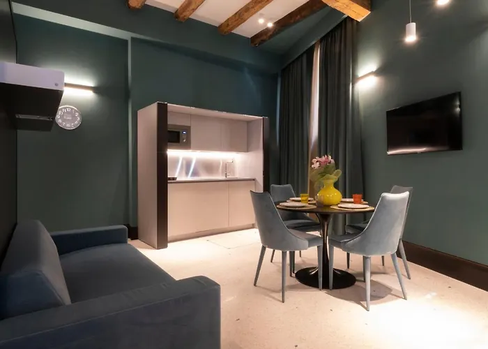 Poli Apartmanhotel Velence
